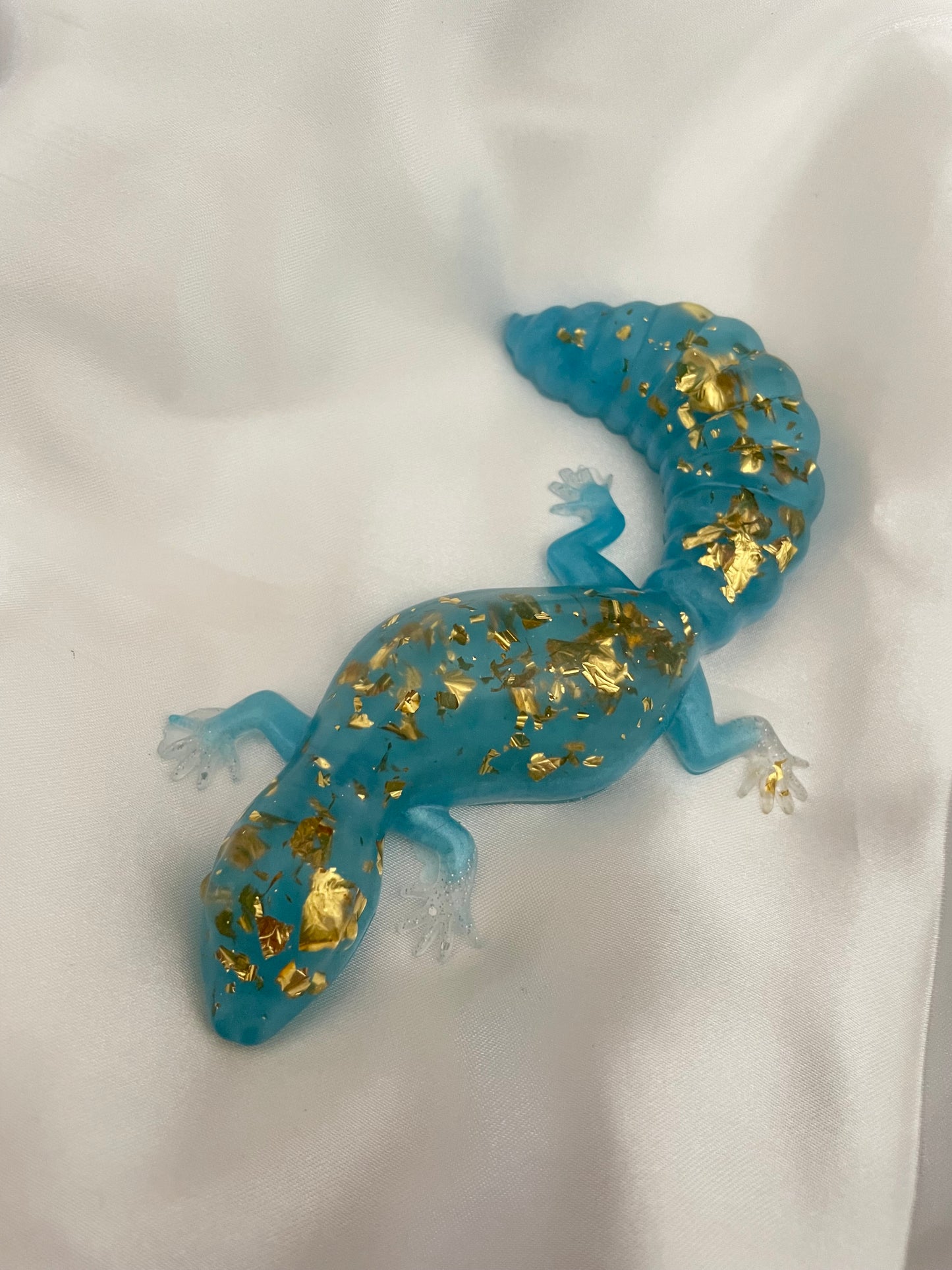 Figurine gecko bleu or