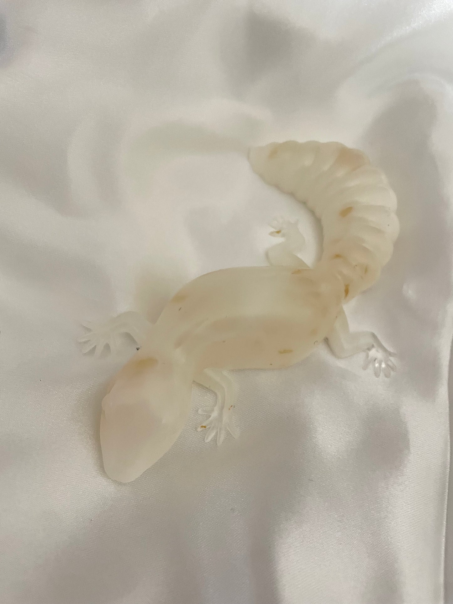 Figurine gecko blanc