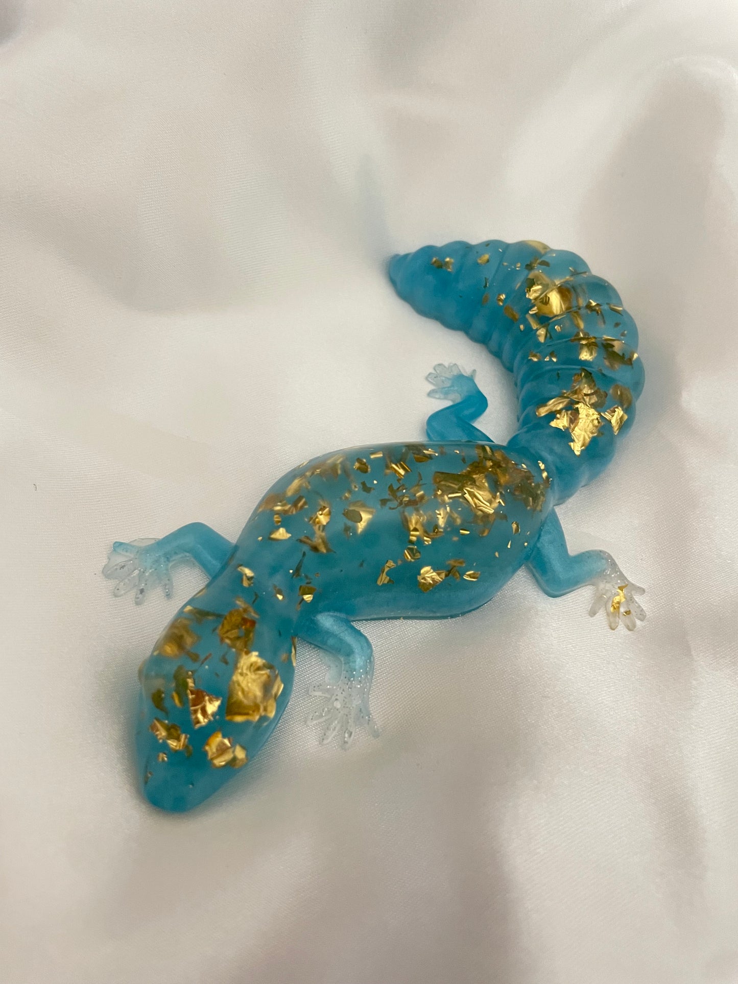 Figurine gecko bleu or