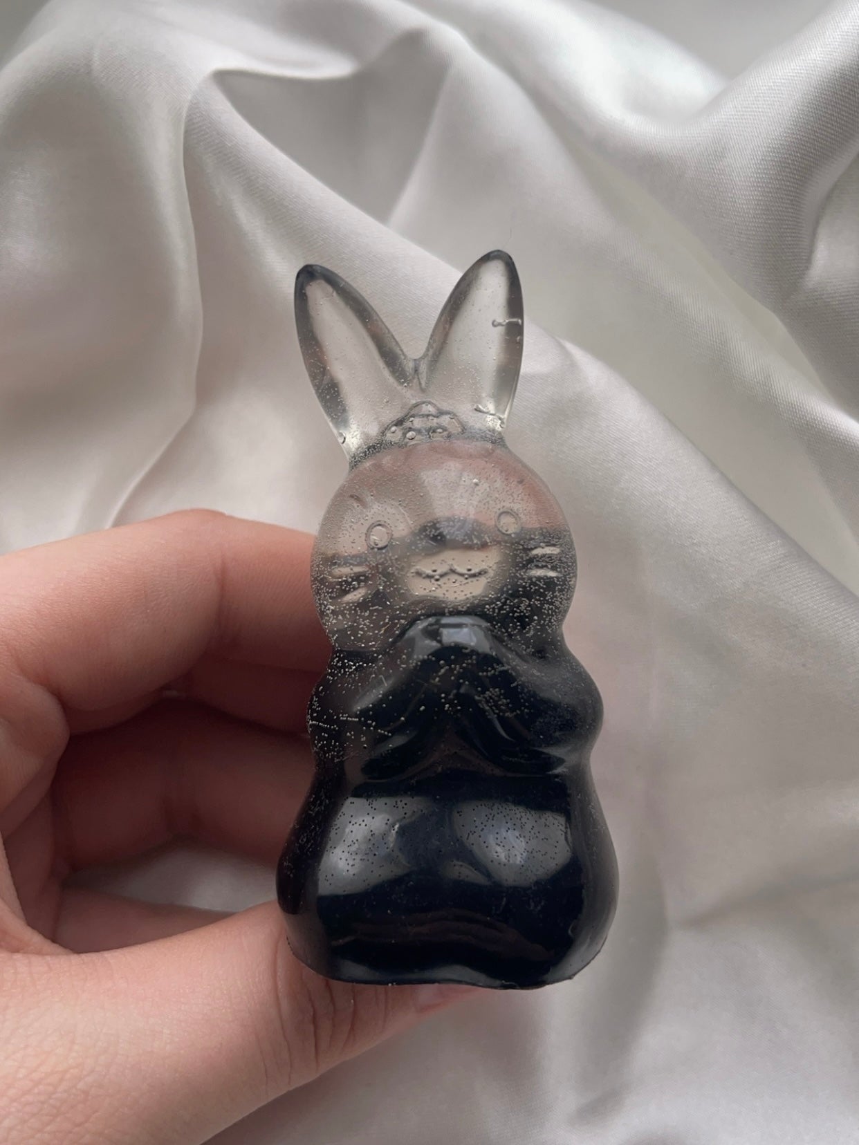 Figurine lapin noir transparent