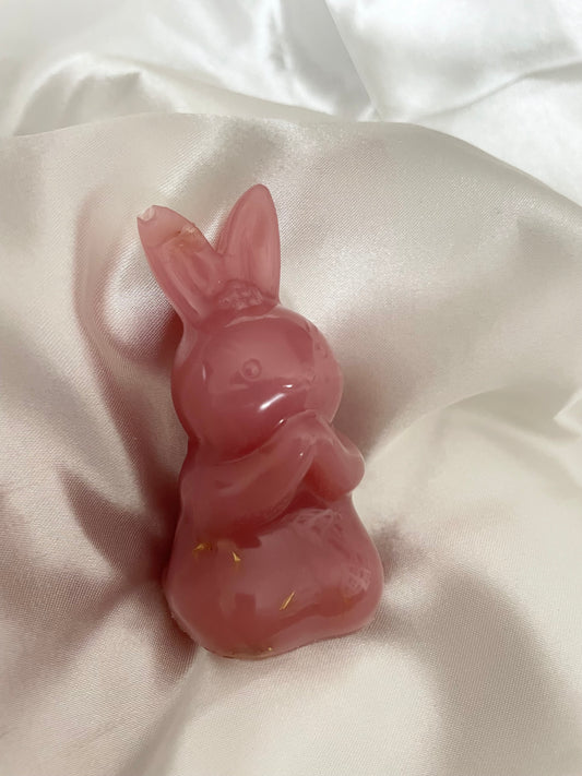 Figurine lapin rose or