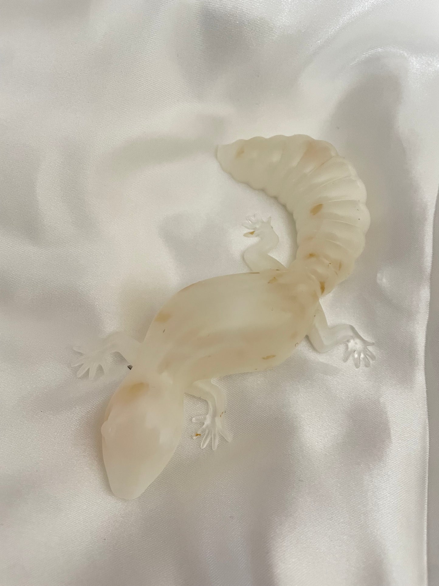 Figurine gecko blanc