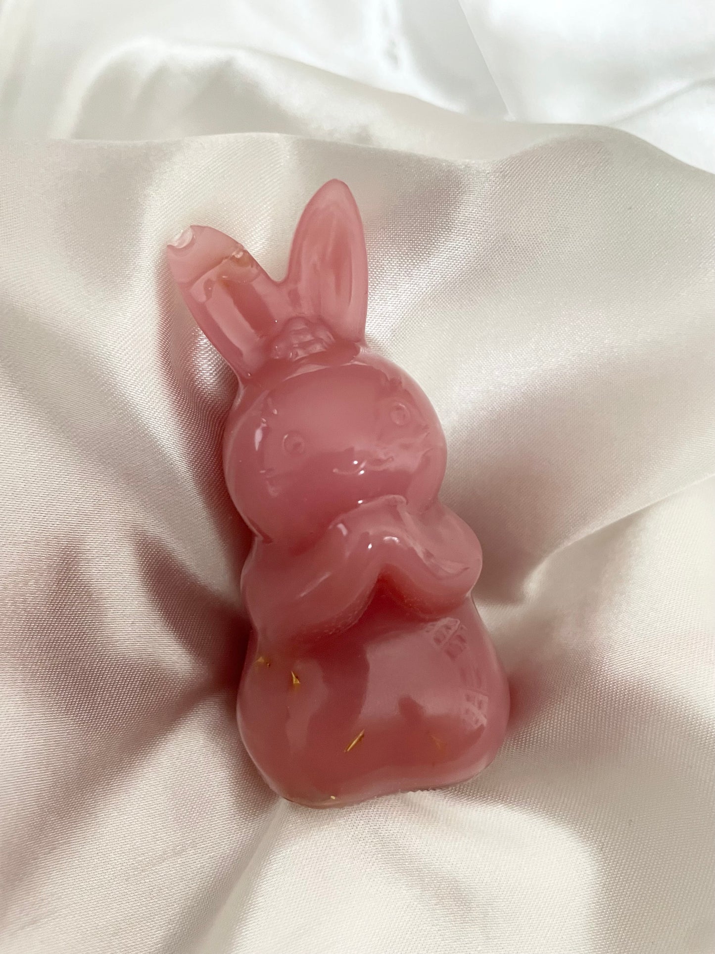 Figurine lapin rose or