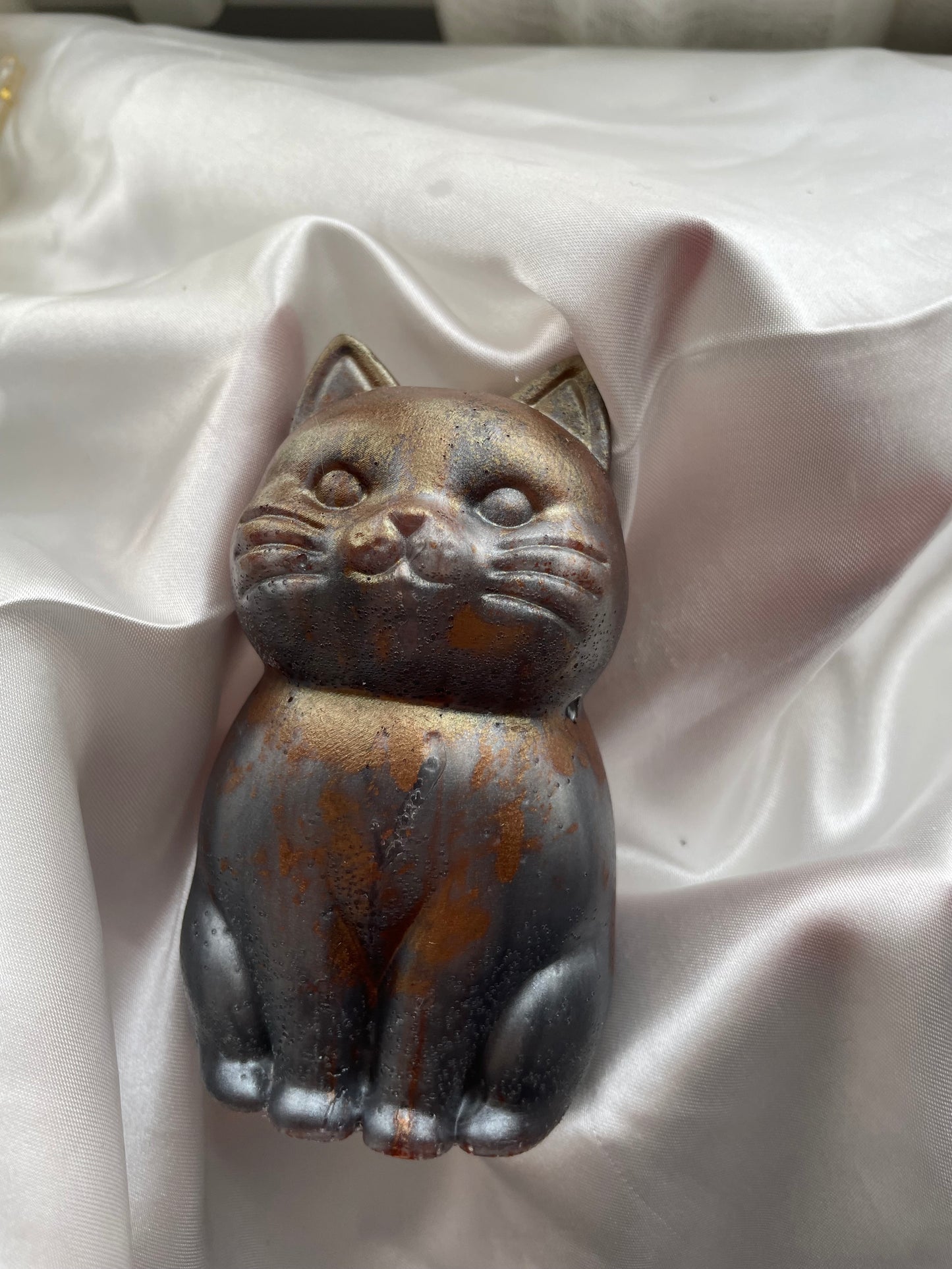 Figurine chat marron gris bulles