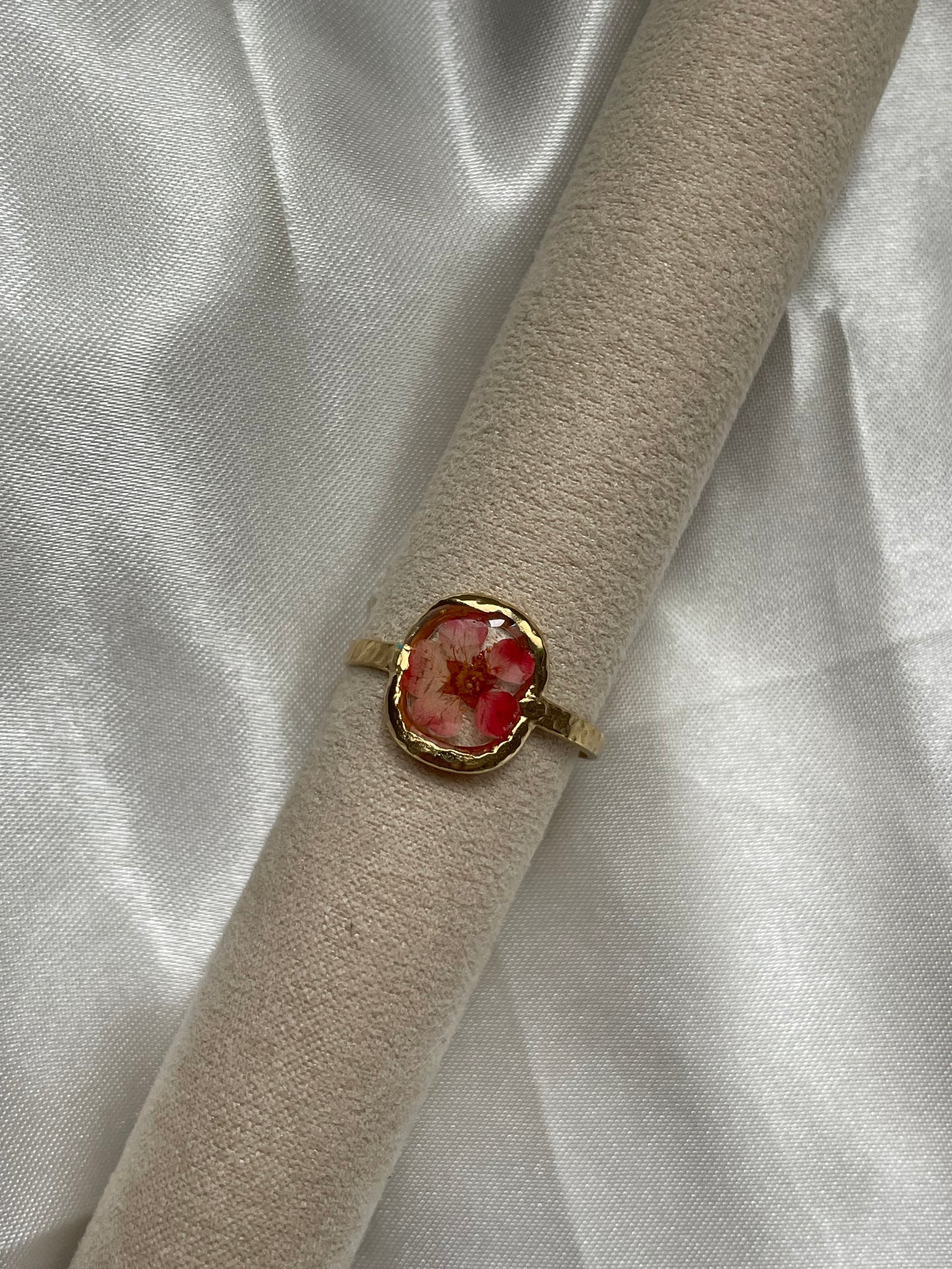 Bague acier inoxydable rond fleuri rouge